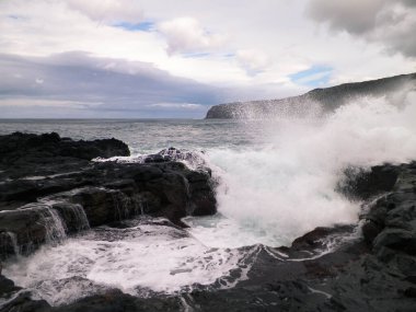 Dalgalar kayalara çarpıyor. Sao Miguel 'de rüzgarlı bir hava var, Azores. Piscinas Naturais Caneiros Doğal Parkı.