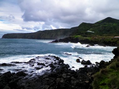 Piscinas Naturais Caneiros 'taki uçurumlar, doğanın güzelliği. Sao Miguel Adası, Azores.