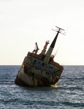 Edro III 'ün enkazı Kıbrıs kıyısı yakınlarında. 8 Ekim 2011 'de Edro III, Paphos bölgesindeki ünlü su mağaralarının yanındaki kayalık Kıbrıs kıyılarına indi..