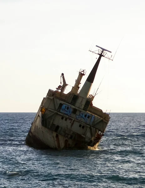 キプロス沿岸近くのエドロ3世船の難破 2011年10月8日 エドロ3世はパフォス地方の有名な水の洞窟近くのキプロスの岩礁海岸に上陸した — ストック写真