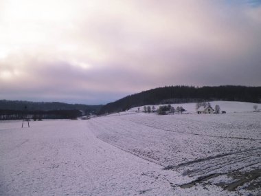 Kashubian tepeleri üzerinde kış, Wiezyca, Polonya. Kuzey Polonya 'daki Kashubian bölgesinin akşam vakti ve güzel doğası.