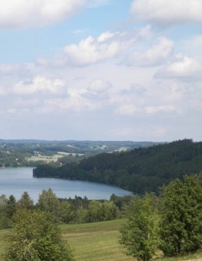Ostrzyckie Gölü ve Wiezyca Bölgesi, Pomerania, Kashubia, Polonya 'nın güzel manzarası.