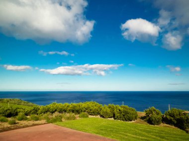 Sao Miguel 'in kıyı bölgesi, Azores adaları. Doğanın güzelliği, mavi gökyüzündeki boşluğu kopyala. Azores 'te eşsiz, güneşli hava.