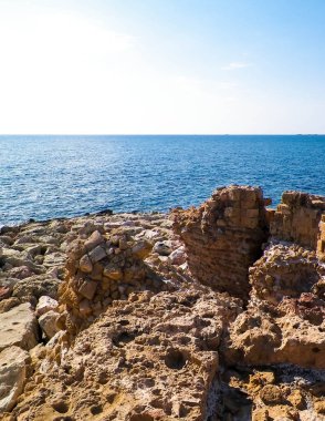 Paphos Kalesi 'nin savunma bölümünün kalıntıları. Kale, 1570 yılında Venedik-Türkiye savaşları sırasında kısmen hasar gördü. Kıbrıs adasında turistik ilgi.