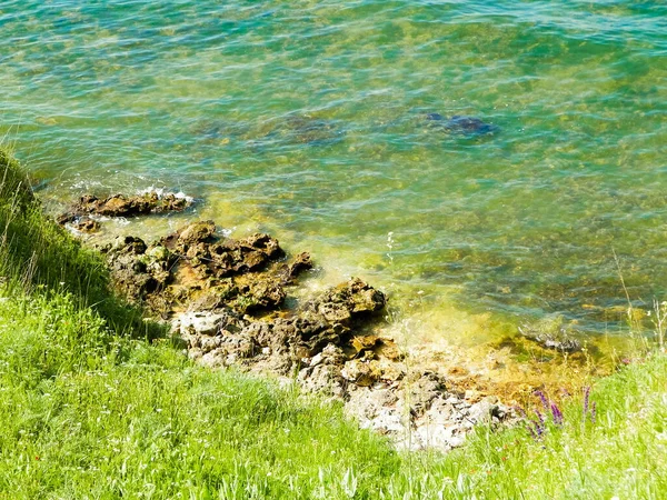 Karadeniz 'in kıyısındaki uçurumdan bak. Karadeniz 'in güzel şeffaf suyu, keşif ve doğa konsepti, Romanya ve Dobrogea bölgesi.