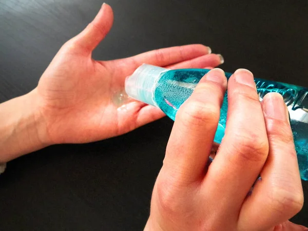 衛生的で抗菌性の液体で手を洗う コロナウイルス流行 — ストック写真