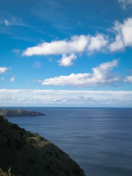 圣米格尔海岸悬崖亚速尔群岛美丽的大自然 蓝天的复制空间 — 图库照片