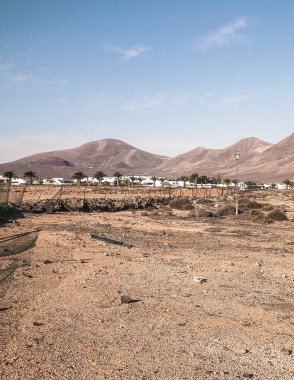 Playa Blanca, Lanzarote, Kanarya Adaları 'nın çöl manzarası ve banliyöleri. seyahat ve keşif kavramı.