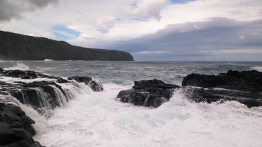 Dalgalar kayalara çarpıyor. Sao Miguel 'de rüzgarlı bir hava var, Azores. Piscinas Naturais Caneiros Doğal Parkı.