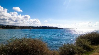 Akdeniz kıyısı. Kıbrıs Adası. Güneşli bir gün.