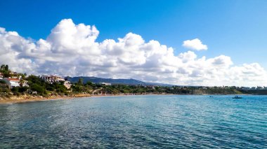 Akdeniz kıyısı. Kıbrıs adasındaki Coral Sahili. Turistik bölge.