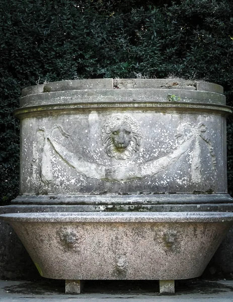 佛罗伦萨波博利花园的浴池雕塑 — 图库照片