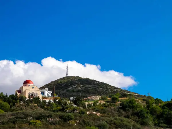 Liten Ortodox Kyrka Och Radiostation Tsiarta Berg Bakgrund Cypern — Stockfoto