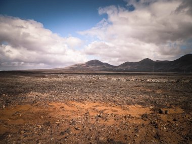 Çöl - Lanzarote 'nin tipik manzarası, Kanarya Adaları. Seyahat ve doğa kavramı.