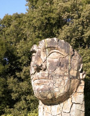 Boboli Bahçeleri 'ndeki anıt. Boboli Bahçeleri Floransa 'nın en büyük yangınlarından biri. Güzel Roma mimarisi. Turistik bir yer.