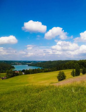 Ostrzyckie Gölü ve Wiezyca Bölgesi, Pomerania, Kashubia, Polonya 'nın güzel manzarası.