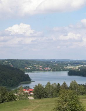 Ostrzyckie Gölü ve Wiezyca Bölgesi, Pomerania, Kashubia, Polonya 'nın güzel manzarası.