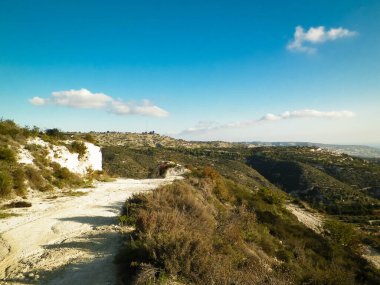 Kıbrıs adası yakınlarındaki Paphos Dağları 'nın Landascape' si. Seyahat kavramı.