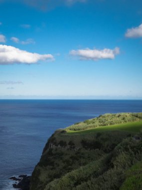 Sao Miguel 'in sahil kayalıkları, Azores adaları. Doğanın güzelliği, boşluğu mavi gökyüzünde kopyala.