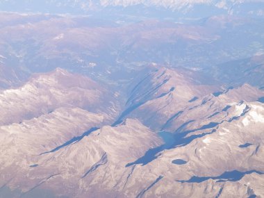Alpler, uçağın penceresinden dağların manzarası. Toprak bükme ve doğa kavramı.