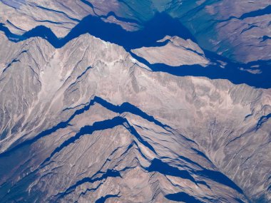 Alpler, uçağın penceresinden dağların manzarası. Toprak bükme ve doğa kavramı.