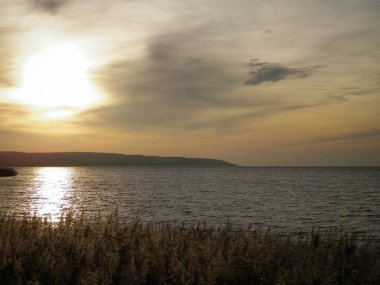 Vistula Gölü üzerinde güzel bir gün doğumu manzarası. Sahile Kapan Frombork Şehri.