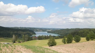 Ostrzyckie Gölü ve Wiezyca Bölgesi, Pomerania, Kashubia, Polonya 'nın güzel manzarası.