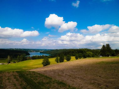 Ostrzyckie Gölü ve Wiezyca Bölgesi, Pomerania, Kashubia, Polonya 'nın güzel manzarası.