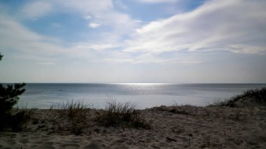Hel Peninsula 'dan Baltık deniz kıyıları - Hel şehrine yakın plaj. Baltık Denizi ve Gdansk Körfezi 'nin güzel doğası. Seyahat ve doğa kavramı.