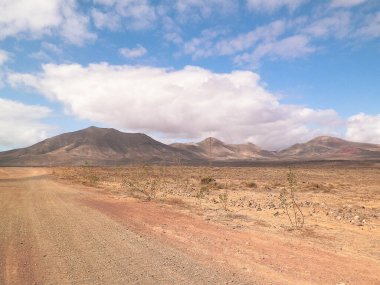 Çöl ve dağlar Lanzarote adasının tipik bir manzarasıdır. Kanarya Adaları takımadaları.