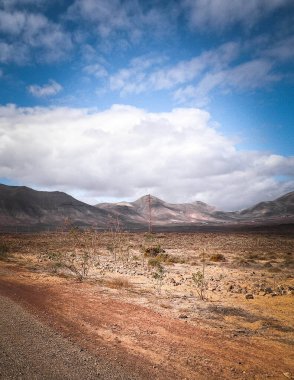Çöl ve dağlar Lanzarote adasının tipik bir manzarasıdır. Kanarya Adaları takımadaları.