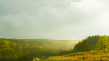 Fırtınalı Couds ve günbatımı gökyüzü tarlaların üzerinde. Kashubia, Pomeranya Polonya.