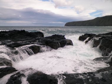 Dalgalar kayalara çarpıyor. Sao Miguel 'de rüzgarlı bir hava var, Azores. Piscinas Naturais Caneiros Doğal Parkı.