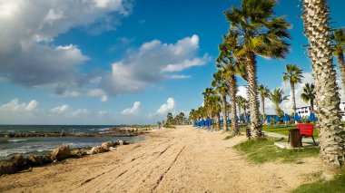 Kıbrıs adasındaki Paphos 'ta park alanı ve plaj. Egzotik iklim ve seyahat kavramı.