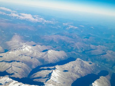 Dünya ve Alp Dağları 'nın Ufku. Uzay gemisi ya da uçaktan görüntüle.