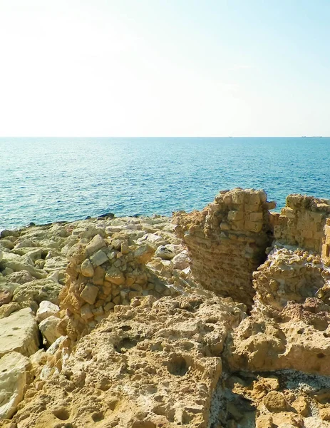Paphos Kalesi 'nin savunma bölümünün kalıntıları. Kale, 1570 yılında Venedik-Türkiye savaşları sırasında kısmen hasar gördü. Kıbrıs adasında turistik ilgi.