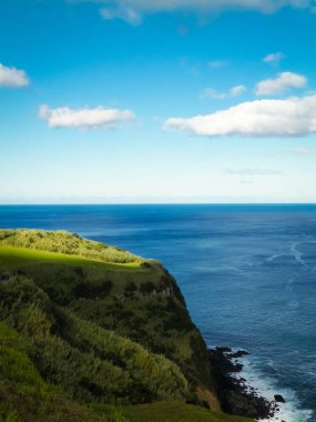 Sao Miguel 'in sahil kayalıkları, Azores adaları. Doğanın güzelliği, boşluğu mavi gökyüzünde kopyala.