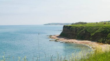 Karadeniz kıyılarındaki uçurumlar. Romanya 'nın Vama Veche kentinde kayalıkların manzarası ve plaj. Doğa ve seyahat kavramı.