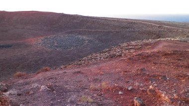 Soyu tükenmiş Montana Roja volkanı krateri. Montana Roja 'nın sönmüş volkanı Lanzarotte, Kanarya Adaları' nda..