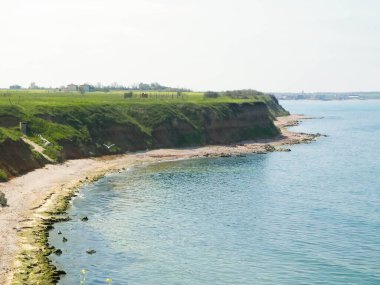 Karadeniz kıyılarındaki uçurumlar. Romanya 'nın Dobrogea bölgesinin Vama Veche kentindeki kayalıkların manzarası ve plajlar. Doğa ve seyahat kavramı.
