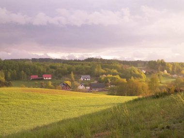 Fırtınalı Couds ve günbatımı gökyüzü tarlaların üzerinde. Kashubia, Pomeranya Polonya.