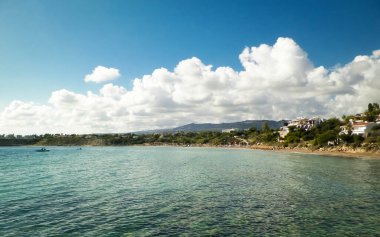 Akdeniz kıyısı. Kıbrıs adasındaki Coral Sahili. Turistik bölge.
