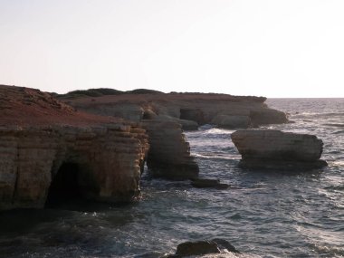 Kıbrıs adasının Paphos bölgesindeki Mercan Koyu 'na yakın kaya oluşumları ve su mağaraları. Popüler bir turistik site. Yaz mevsimi.