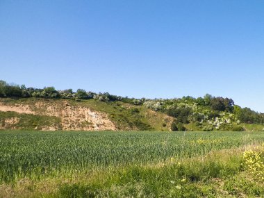 Maden bölgesindeki çakıl ocağı. Kuzey Polonya. Gökyüzündeki boşluğu kopyala. Doğal çevre keşfi kavramı.