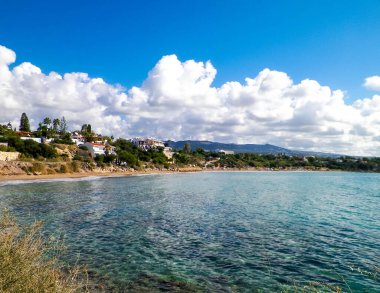 Akdeniz kıyısı. Kıbrıs adasındaki Coral Sahili. Turistik bölge.