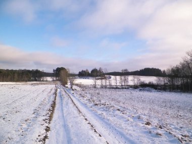 Kışın Kashubian bölge açıklarında. Doğa ve hava mevsimi konsepti. Polonya doğası.