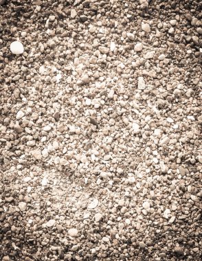 Sahilde kum ve çakıllar doğa arka planı olarak kullanılıyor. Boşluğu kopyala.