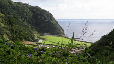 Azores, Sao Miguel adasındaki Faial Da Terra küçük köyünün güzel manzarası. Seyahat ve doğa kavramı.