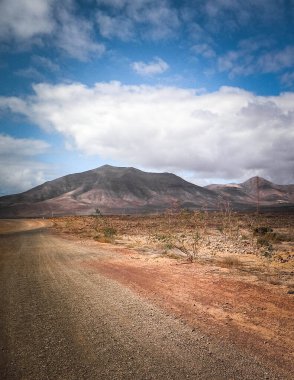 Çöl ve dağlar Lanzarote adasının tipik bir manzarasıdır. Kanarya Adaları takımadaları.