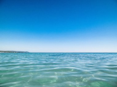 Yaz günü, mavi, mavi gökyüzü arka planında Tyrhenian deniz suyu. Tatiller ve doğa konsepti. Boşluğu kopyala.